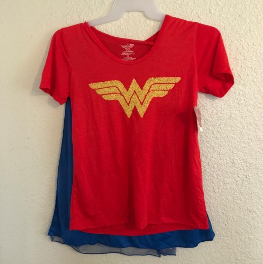 NWT Wonder Woman Tee Shirt w Cape Junior Small